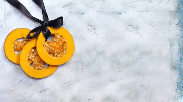 Semester livsmedel och högtider. Pumpa skivor dekorerade med svart band. Halloween och Happy Thanksgiving Concept — Stockfoto