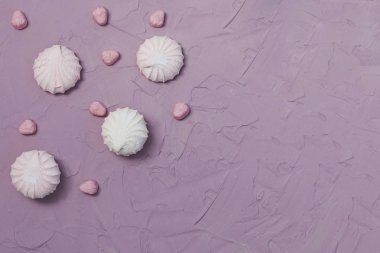 Pembe arka planda Marshmallow tabağı. Kopyalama alanı ile renkli marshmallow tatlılar