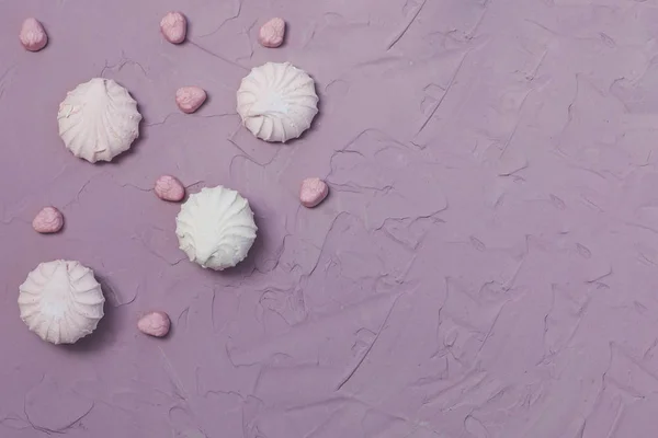 Piatto di marshmallow su sfondo rosa. Dolci marshmallow colorati con spazio di copia — Foto Stock