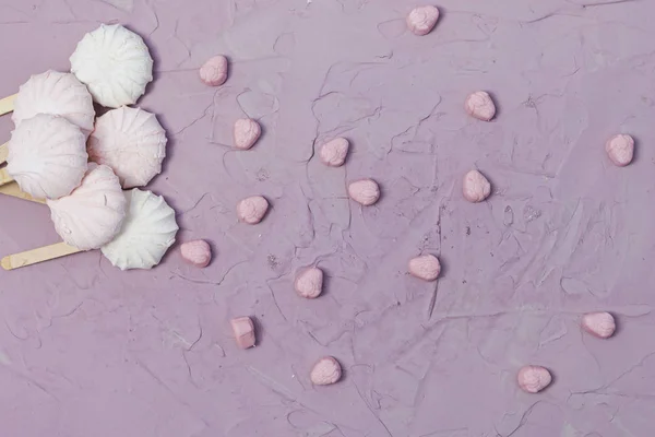 Piatto di marshmallow su sfondo rosa. Dolci marshmallow colorati con spazio di copia — Foto Stock