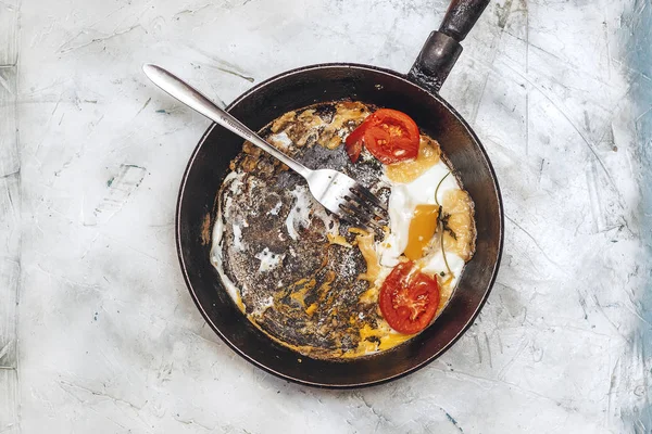 Huevos fritos. Desayuno con huevos fritos y verduras — Foto de stock gratis