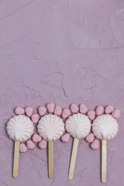 Pembe arka planda marshmallow. Kopyalama alanı ile renkli marshmallow tatlılar