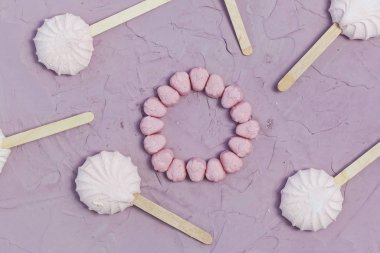 Pembe arka planda marshmallow. Kopyalama alanı ile renkli marshmallow tatlılar