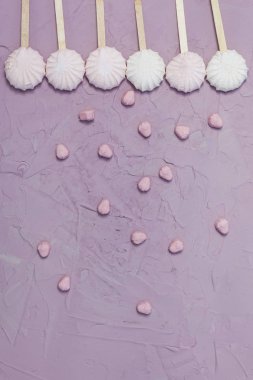 Pembe arka planda marshmallow. Kopyalama alanı ile renkli marshmallow tatlılar