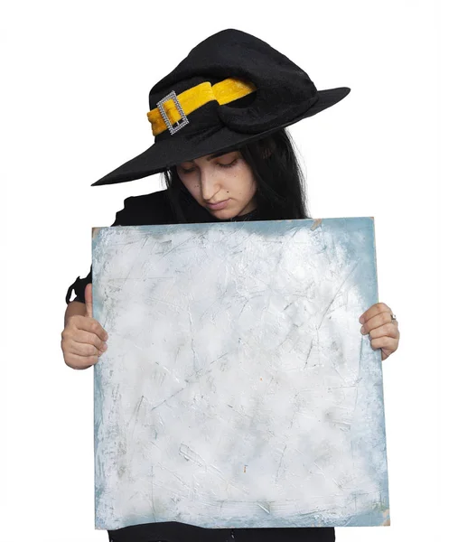 Halloweenská dívka v čarodějním kostýmu s prázdnou šachovnicí — Stock fotografie
