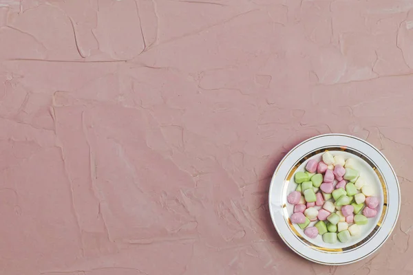 Piring Marshmallow di latar belakang merah muda. Permen marshmallow berwarna dengan ruang fotokopi — Stok Foto