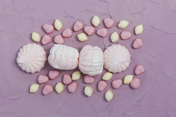 Marshmallows a rózsaszín háttér. Színes Marshmallow édességek a másolási tér — Stock Fotó