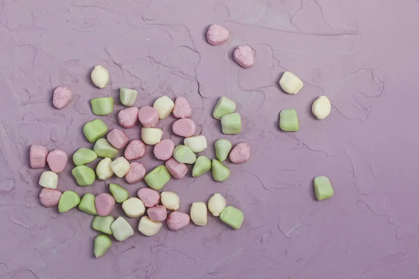 Marshmallows auf rosa Hintergrund. bunte Marshmallow-Bonbons mit Kopierraum — Stockfoto