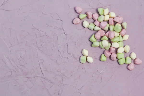Marshmallow dengan latar belakang merah muda. Permen marshmallow berwarna dengan ruang fotokopi — Stok Foto