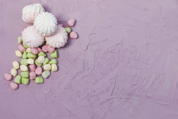 Marshmallows on pink background. Colorful marshmallow sweets with copy space — Stock Photo, Image