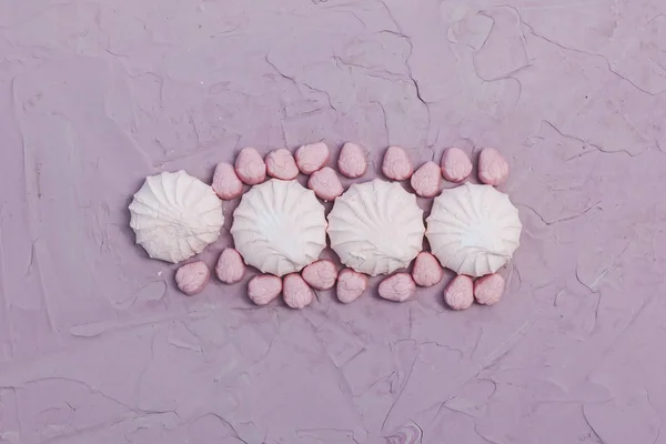 Marshmallows su sfondo rosa. Dolci marshmallow colorati con spazio di copia — Foto Stock
