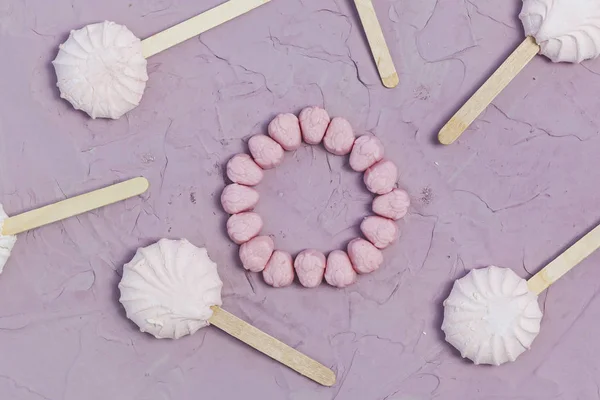 Marshmallows a rózsaszín háttér. Színes Marshmallow édességek a másolási tér — Stock Fotó