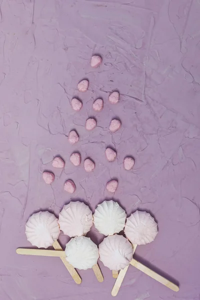 Marshmallows su sfondo rosa. Dolci marshmallow colorati con spazio di copia — Foto Stock