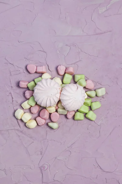 Marshmallows på rosa bakgrund. Färgglada Marshmallow godis med kopierings utrymme — Stockfoto