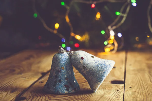 Χριστουγεννιάτικη διακόσμηση με φωτεινά φώτα bokeh. Μαγικός χειμώνας τα Χριστούγεννα — Φωτογραφία Αρχείου