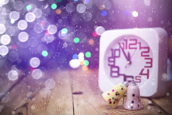 Παραμονή Χριστουγέννων. Πρωτοχρονιά ντεκόρ με φώτα bokeh. Ο μαγικός χειμώνας. Το ρολόι τα μεσάνυχτα. Χαιρετισμός νέο 2020 έτος. Ρολόι με θολά μαγικά φώτα. — Φωτογραφία Αρχείου