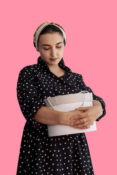 선물 상자와 젊은 중동 여성의 초상화입니다. 로맨틱 한 선물 상자 — 스톡 사진