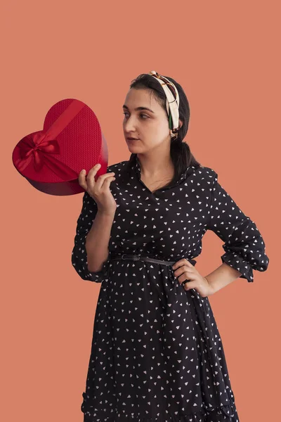 Porträt einer jungen Frau aus dem Nahen Osten mit Geschenkbox. Romantische Geschenkbox — Stockfoto