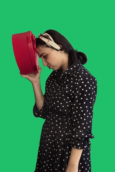 Boldogtalan nő, piros ajándékdobozban — Stock Fotó