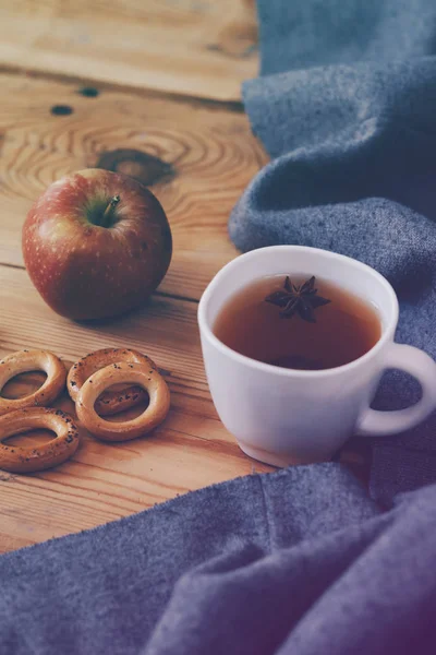 Starea de spirit de toamnă. Biscuiţi dulci şi mere. Bea ceai fierbinte în zilele reci de toamnă. Weekend rece acasă . — Fotografie, imagine de stoc