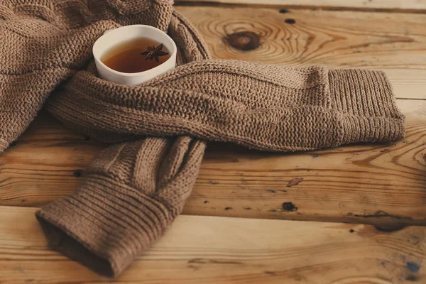 Filiżanka gorącej herbaty na drewnianym stole. Zimne jesienne lub zimowe dni — Zdjęcie stockowe