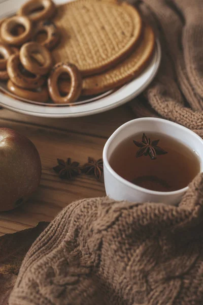 Jesienny nastrój. Słodkie ciasteczka i jabłka. Picie gorącej herbaty w zimne jesienne dni. Zimny weekend w domu. — Zdjęcie stockowe