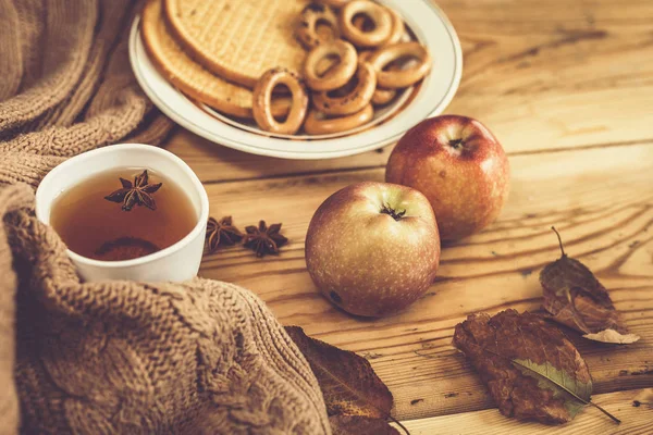 Suasana hati musim gugur. Kue manis dan apel. Minum teh panas di musim gugur yang dingin hari. Akhir pekan yang dingin di rumah . — Stok Foto