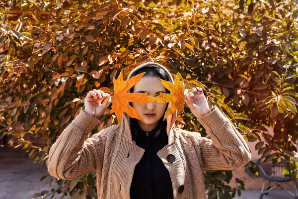 Concept de saison d'automne. Belle femme du Moyen-Orient tient un cri — Photo