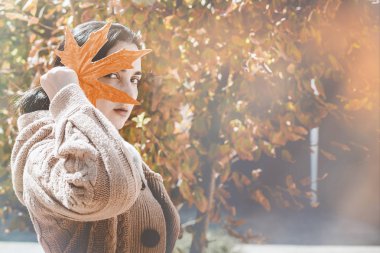 Sonbahar sezonu konsepti. Güzel orta doğu kadın bir yel tutar