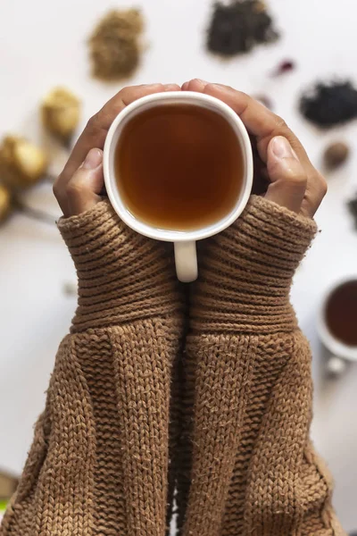 Téli idõt. A nők forró teát iszik hideg téli szünidőben. Nő egy csésze tea — Stock Fotó