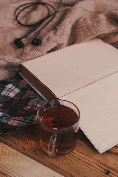 Latar belakang jatuh. Komposisi musim gugur dengan teh panas, buku, bunga mawar kering dan sweater rajutan. Secangkir teh panas, syal rajutan di atas meja kayu
. — Stok Gambar Latar belakang jatuh. Komposisi musim gugur dengan teh panas, buku, bunga mawar kering dan sweater rajutan. Secangkir teh panas, syal rajutan di atas meja kayu
. Stok Foto Bebas Royalti