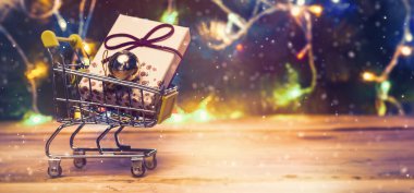 Hediyelerle dolu bir alışveriş arabası. Noel alışverişi. İnternetten alışveriş, Kara Cuma ve Siber Pazartesi kavramları. Hediyelerle dolu bir araba.