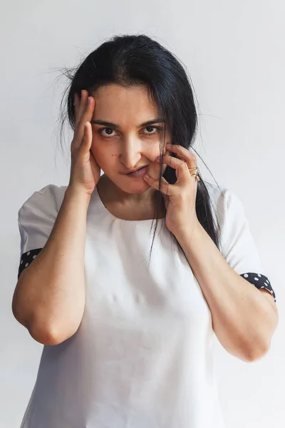 Attraktive Frau aus dem Mittleren Osten, die lustige Gesichter macht. schönes und verspieltes Frauenporträt — Stockfoto