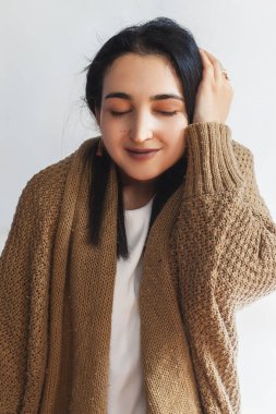 Orta doğulu şirin bir kadının şaşırmış ve şaşırmış bir portresi. Oldukça mutlu bir kadın elini tutuyor ve diyor ki - Aman Tanrım, ne şans