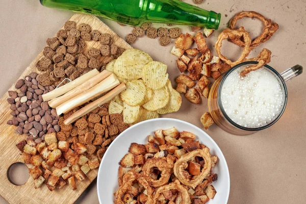 A beber cerveja. Mesa cheia de lanches de cerveja — Fotografia de Stock