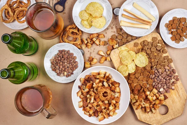 Meminum bir. Meja penuh dengan makanan ringan bir — Stok Foto