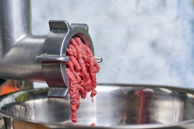 Elektrikli et öğütücü. Et doğramak için mutfak aleti. Et öğütme, yemek malzemeleri hazırlama. Vegan En Kötü Kabus