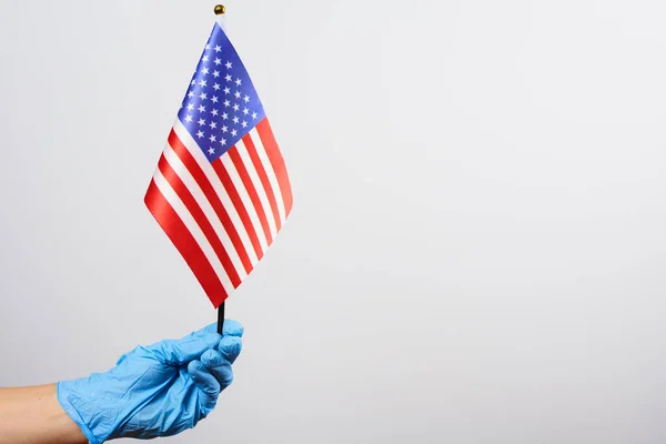 Médico americano segurando bandeira nacional dos EUA — Fotografia de Stock