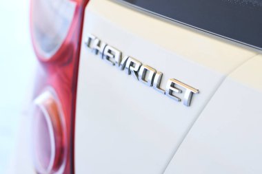 Taşkent, Özbekistan - 20 Mayıs 2020: Arabanın üzerinde Chevrolet logosu