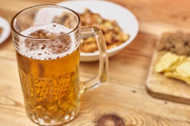 Bira bardağı ve atıştırmalıklar.