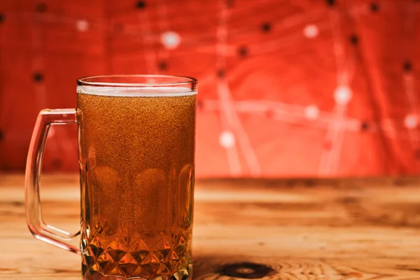 Un vaso de cerveza astuta — Foto de Stock