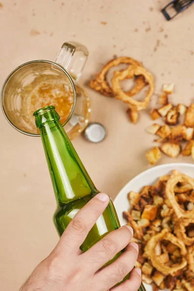 Meminum bir. Meja penuh dengan makanan ringan bir — Stok Foto