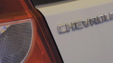 Taşkent, Özbekistan - 20 Mayıs 2020: Arabanın üzerinde Chevrolet logosu