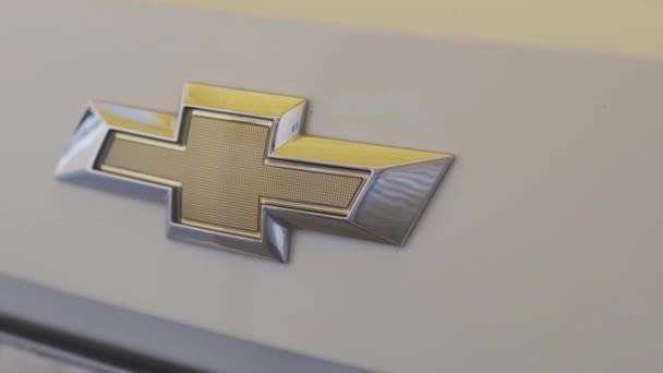 Tasjkent, Uzbekistan - 20 maj 2020: Chevrolet logo på bilen — Stockvideo