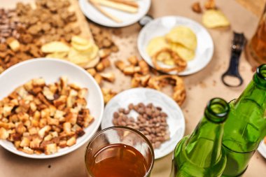 Bira içiyorum. Bira dolu bir masa.