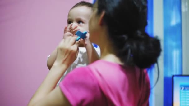 Feliz familia del Medio Oriente. Mamá y juguetón bebé niño — Vídeos de Stock