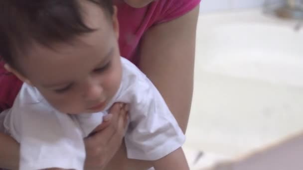 Genç anne yeni yürümeye başlayan bebek ellerini yıkıyor. — Stok video