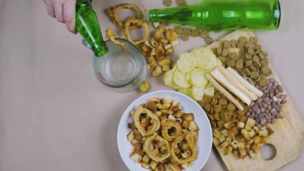 Bebiendo cerveza. Mesa llena de snacks de cerveza — Vídeos de Stock