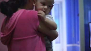 Ortadoğu ailen kutlu olsun. Anne ve neşeli erkek bebek.