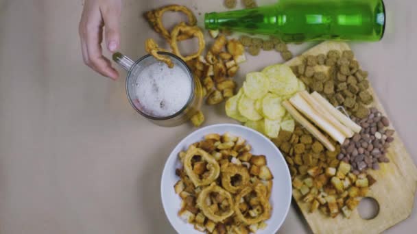 A beber cerveja. Mesa cheia de lanches de cerveja — Vídeo de Stock